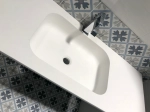 Plan vasque lavabo intégré au angle arrondi, sur mesure, Largeur 60 à 200 cm x Profondeur 40 à 60 cm, résine minérale ACRYSTONE® Finition lisse mate, Livraison Offerte et Rapide.